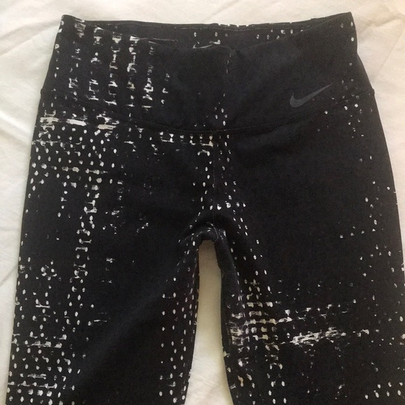 NIKE Dri Fit BLACK & WHITE Capri Leggings Sz M - Picture 2 of 13